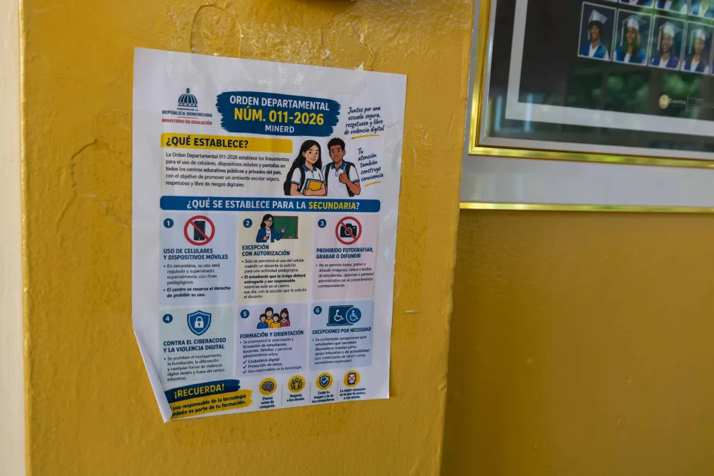 Escuelas dominicanas restringen celulares y ganan convivencia