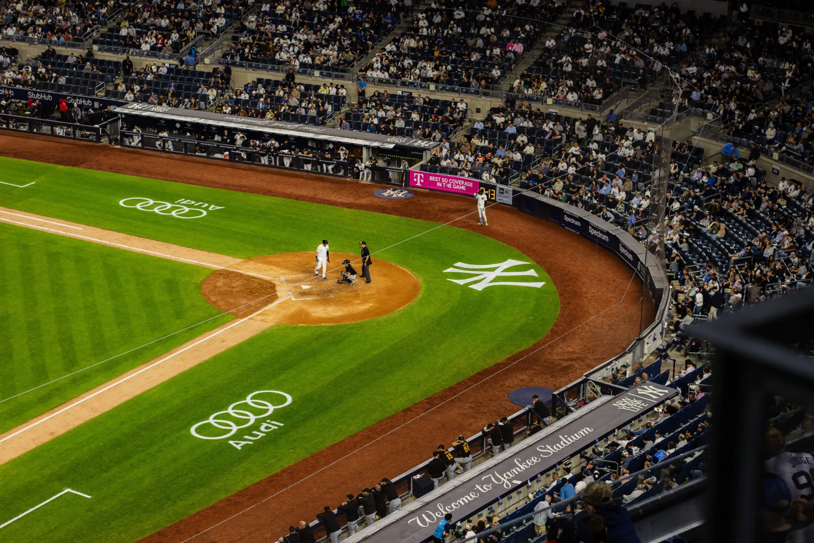 Vista aérea de un partido de béisbol en el Yankee Stadium con una multitud abarrotada.