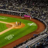 Vista aérea de un partido de béisbol en el Yankee Stadium con una multitud abarrotada.