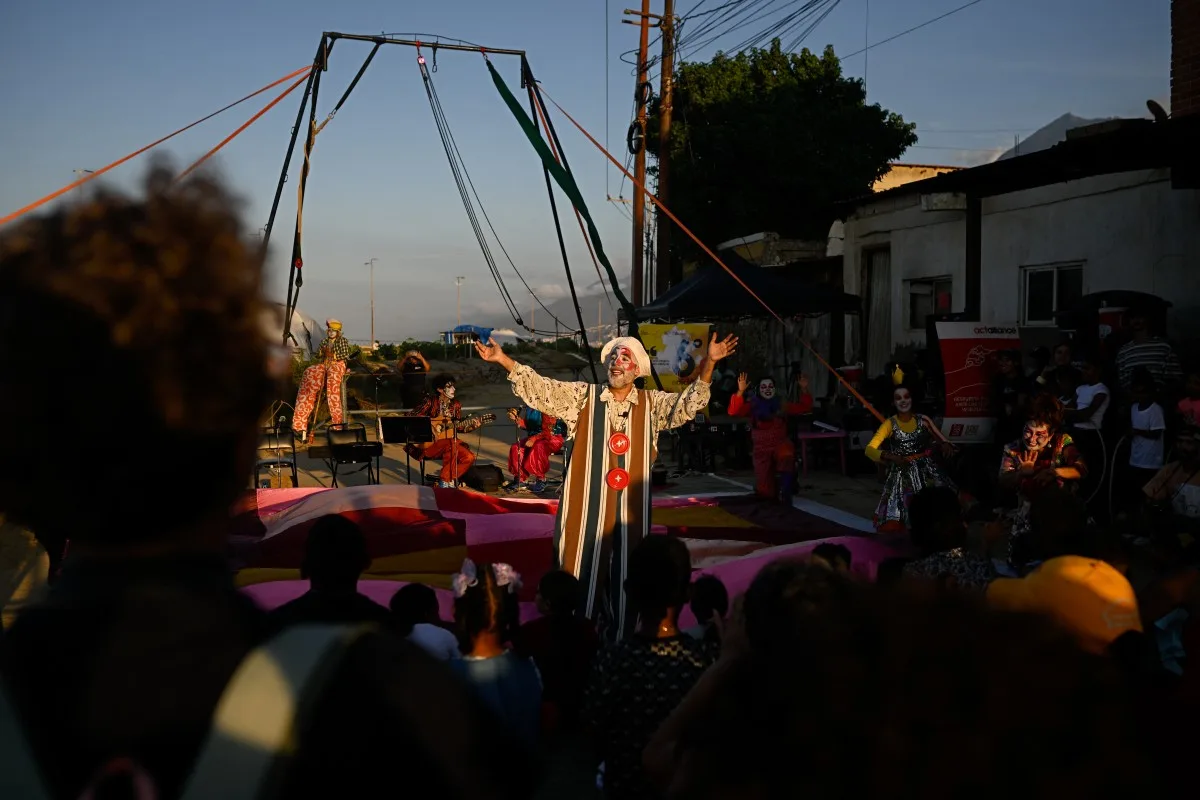 Un show de circo llevó alivio a niños en La Guaira