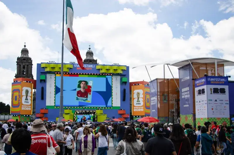 Coleccionistas mexicanos buscan romper récord Guinness con el álbum