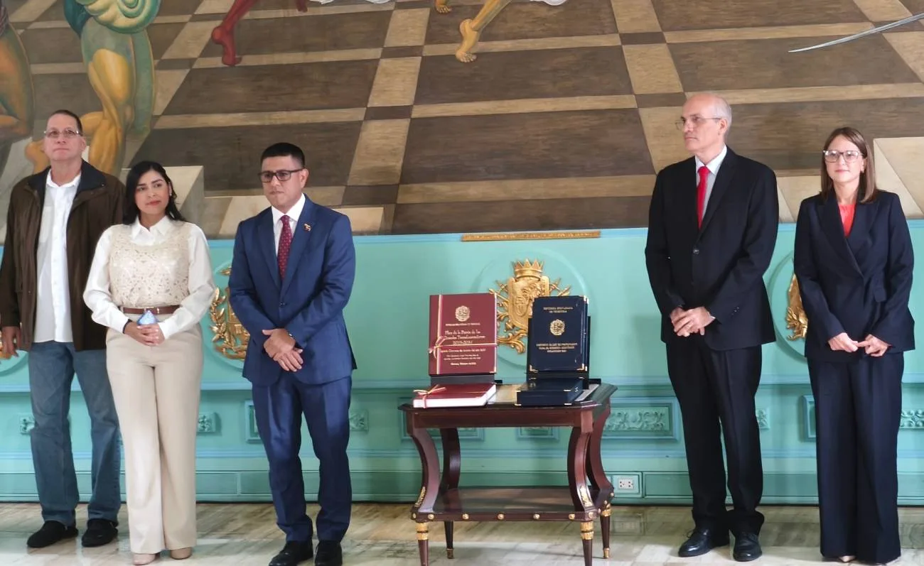 Ricardo Menéndez entrega al Parlamento proyectos de Presupuesto 2027