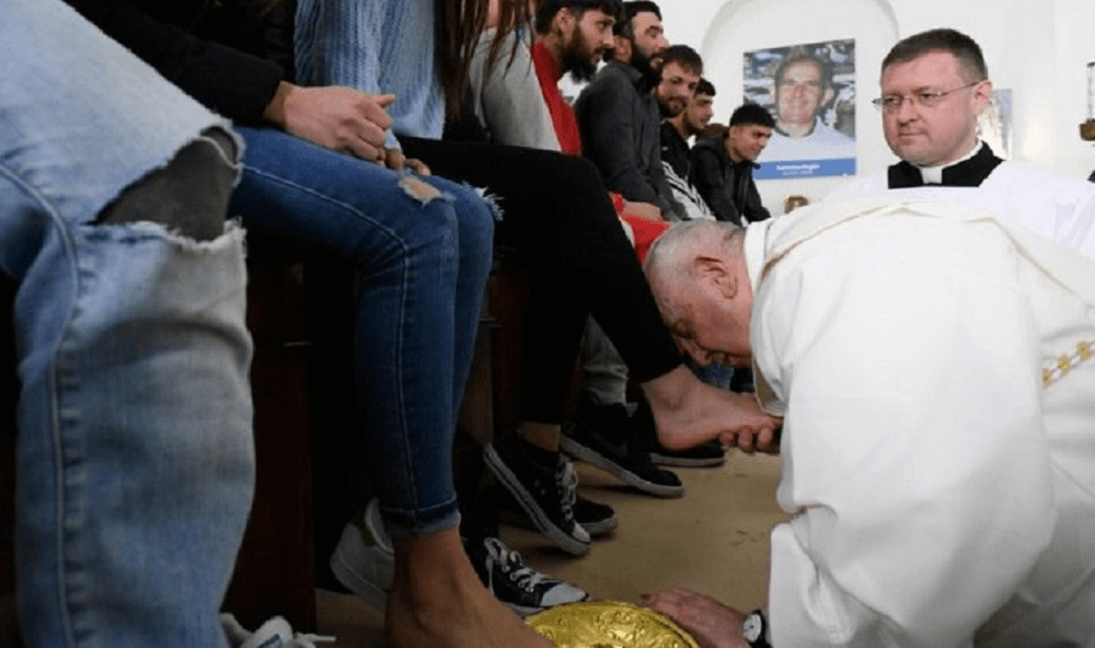 El papa Francisco lava los pies de 12 jóvenes presos