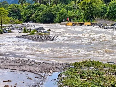 Río Las Cuevas interrumpe el paso hacia tres comunidades