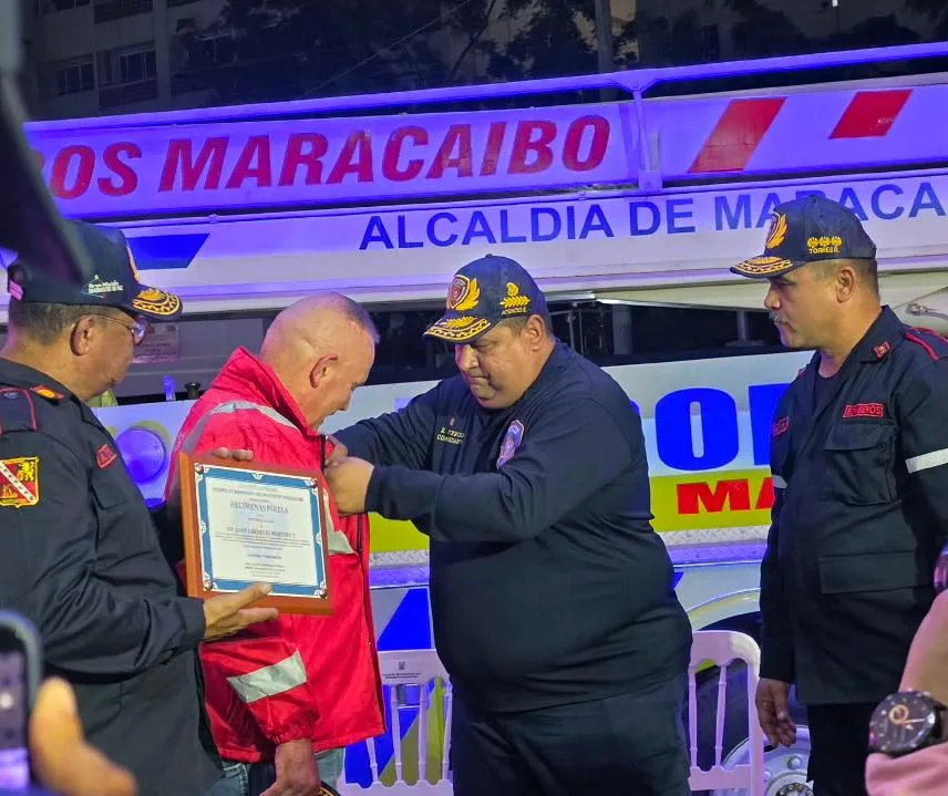 Di Martino exaltó a bomberos de Maracaibo por rescates en junio