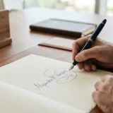 Qué revelan una firma envuelta y las mayúsculas altas
