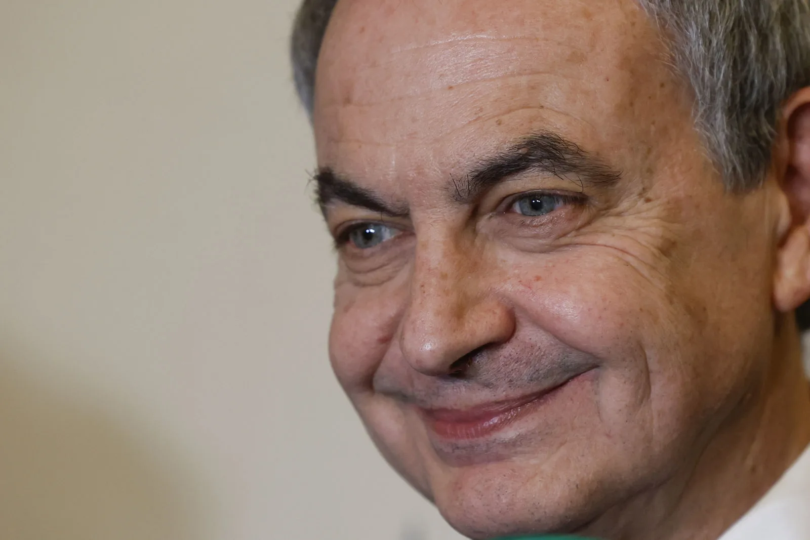 Fiscalía española pide investigar a Zapatero por joyas