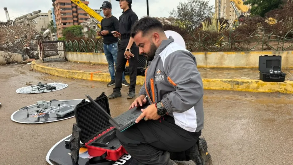 Cinco drones y una red neuronal buscan víctimas en La Guaira