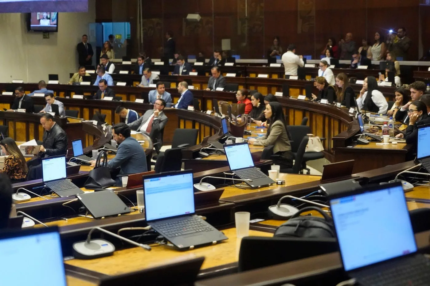Asamblea de Ecuador revisa denuncias por contratos de aseo en Cuenca
