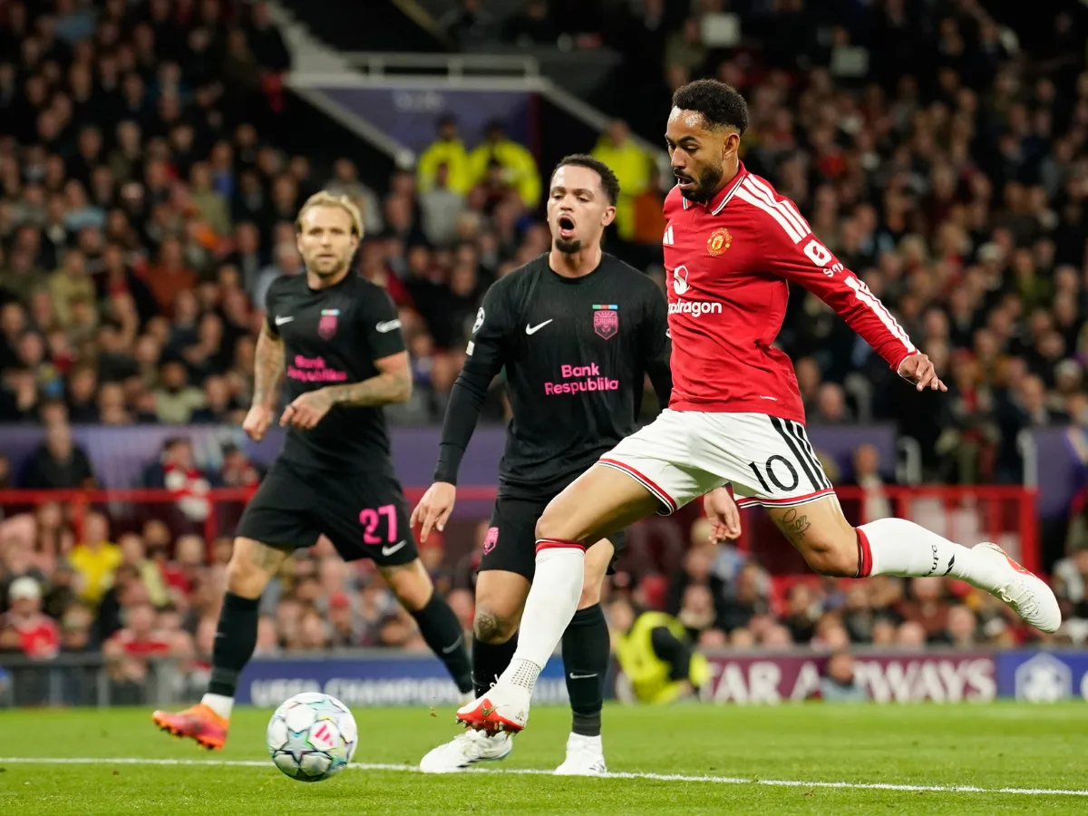 Manchester United vapuleó 4-0 al Sabah Baku en la Champions