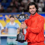Alcaraz retiene Tokio tras vencer a Lehecka en dos sets