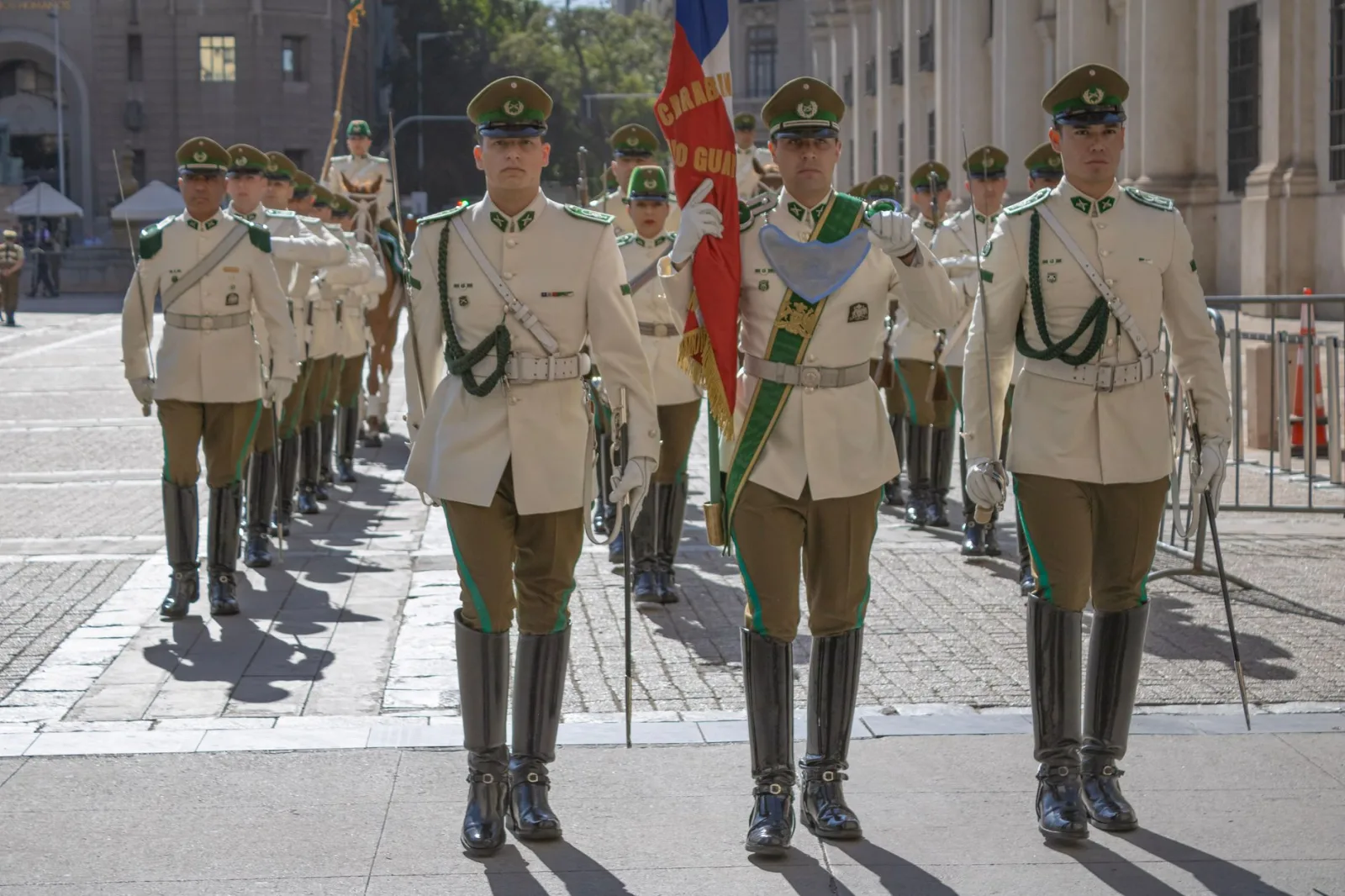 Un desfile militar de los Carabineros de Chile en Santiago, Chile, en el que se exhiben formaciones disciplinadas.