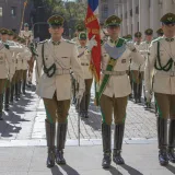 Un desfile militar de los Carabineros de Chile en Santiago, Chile, en el que se exhiben formaciones disciplinadas.