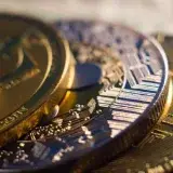 Oro cae 1% y pierde impulso ante petróleo y tasas altas