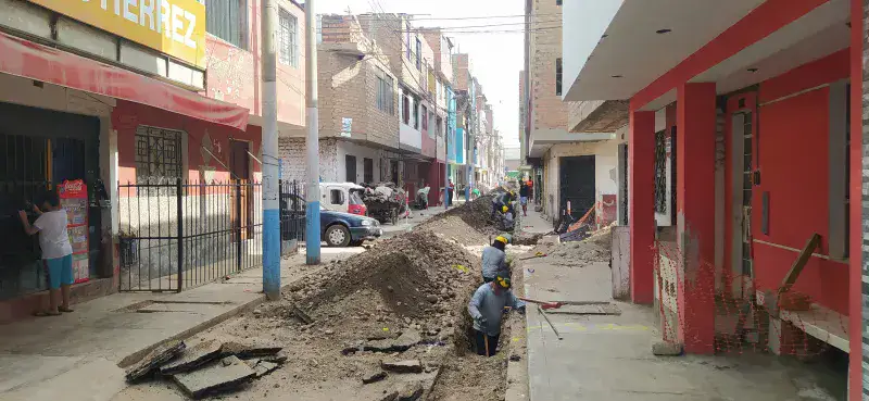 File:Reparación del alcantarillado en Villa Señor de los Milagros.jpg