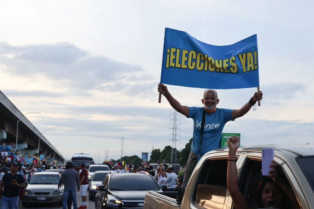 Machado vuelve al país y reacomoda la presión sobre la transición