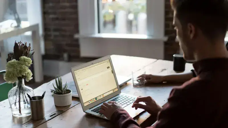 La sobrecarga de estímulos antes de las vacaciones dificulta desconectar por la infoxicación