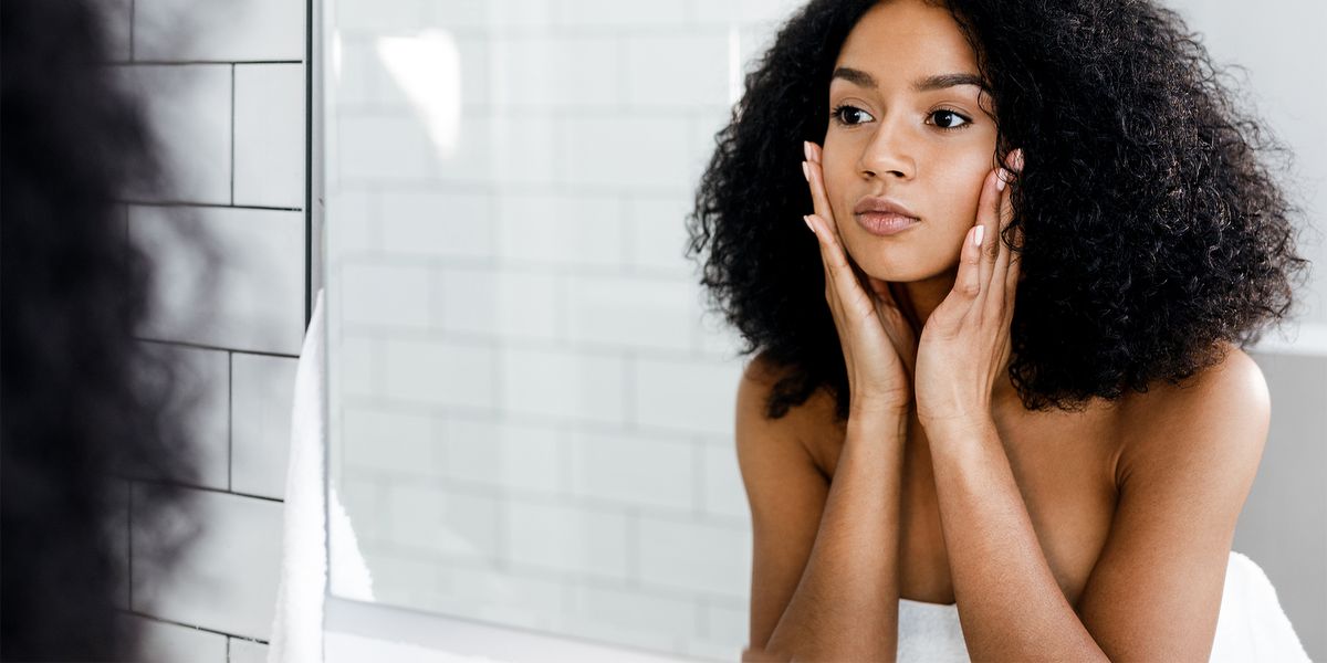 Cómo eliminar las manchas oscuras en tu rostro, según los expertos