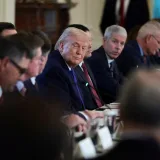 Trump cuestiona ahorro de combustible y destaca petróleo venezolano