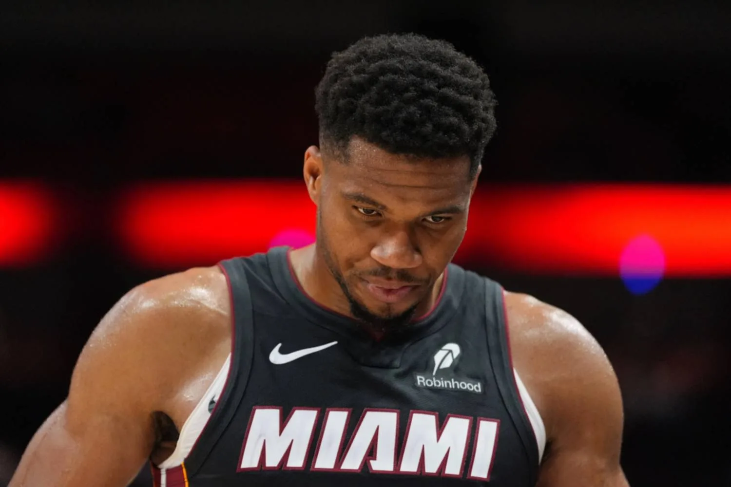 Jeff Teague culpa a Giannis por el mal arranque de Miami