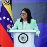 Delcy Rodríguez descarta la dolarización y defiende el bolívar