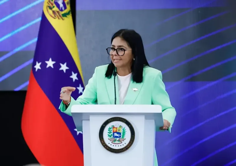 Delcy Rodríguez descarta la dolarización y defiende el bolívar