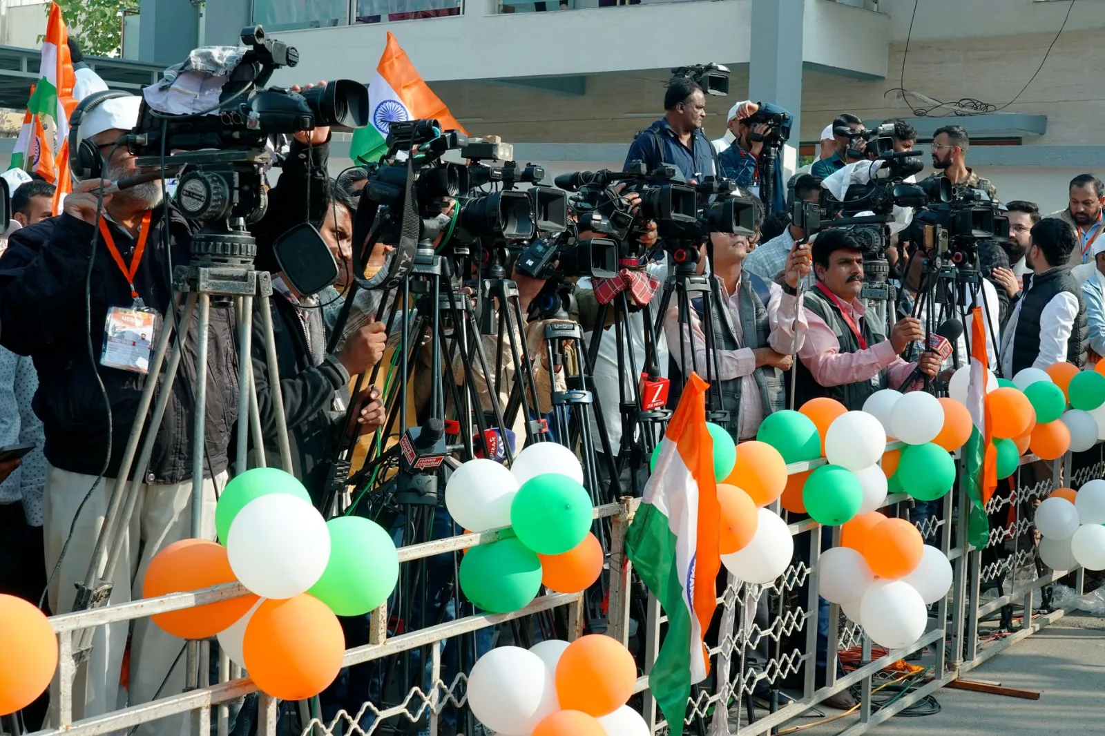 Periodistas y camarógrafos se reúnen con sus cámaras en Ahmedabad para captar una escena vibrante.