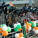 Periodistas y camarógrafos se reúnen con sus cámaras en Ahmedabad para captar una escena vibrante.