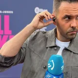 Una ola alcanzó en directo a dos periodistas en Ondarroa