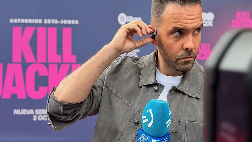 Una ola alcanzó en directo a dos periodistas en Ondarroa