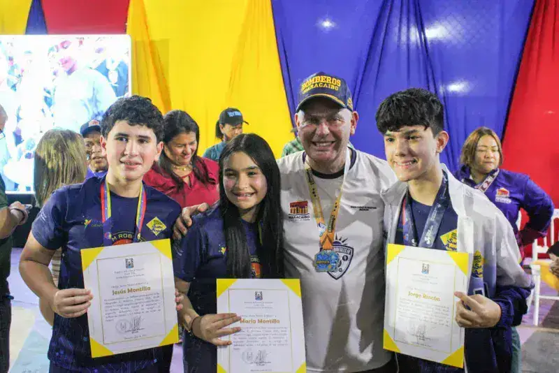 Di Martino entrega distinciones a jóvenes campeones en astronomía, robótica y fútbol