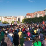 Aficionados portugueses viendo el partido de la Eurocopa 2016 con Cristiano Ronaldo en las pantallas gigantes, Alameda Afonso Henriques, Lisboa, Portugal