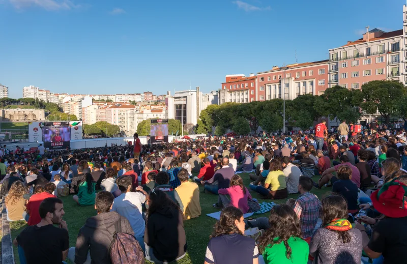 Aficionados portugueses viendo el partido de la Eurocopa 2016 con Cristiano Ronaldo en las pantallas gigantes, Alameda Afonso Henriques, Lisboa, Portugal