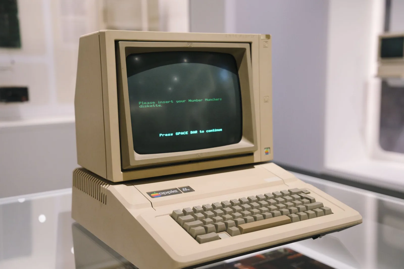 Computadora Apple II retro en un museo, que exhibe un diseño tecnológico antiguo.