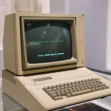 Computadora Apple II retro en un museo, que exhibe un diseño tecnológico antiguo.