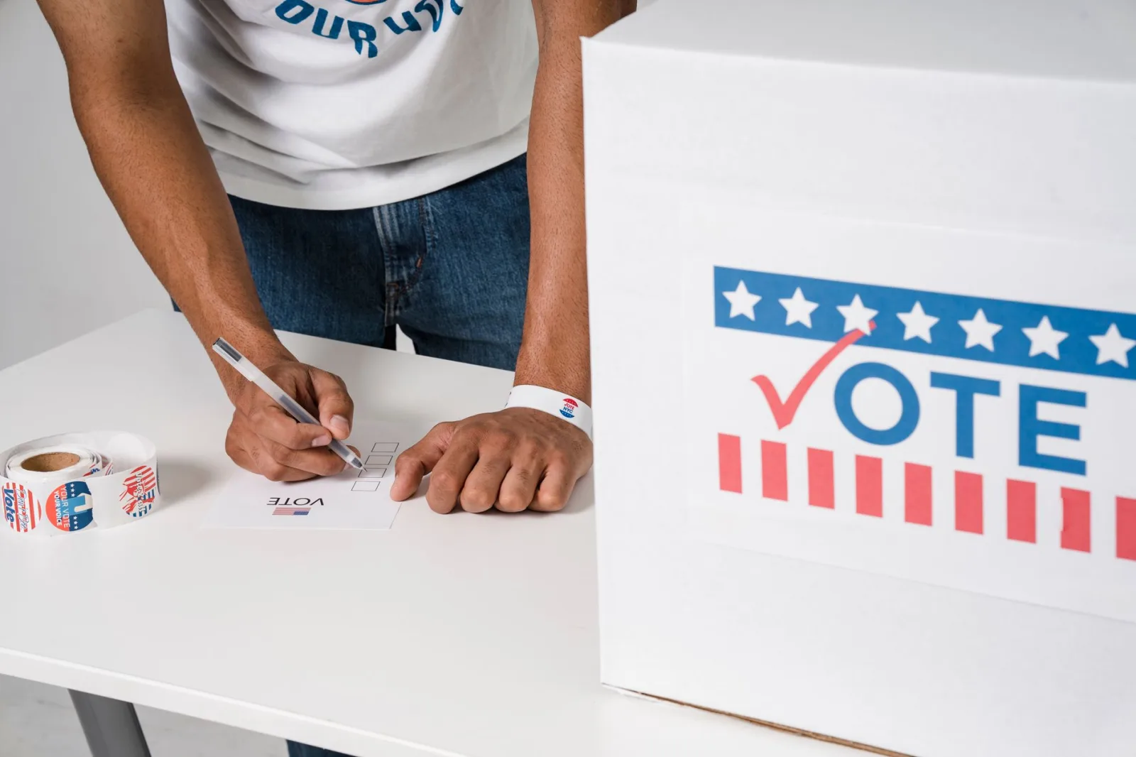 Primer plano de un hombre votando en una urna, destacando la participación democrática.