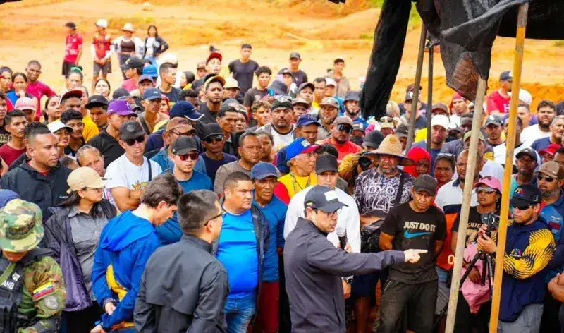 Ministro Héctor Silva se reunió con mineros en Las Claritas tras operativo militar
