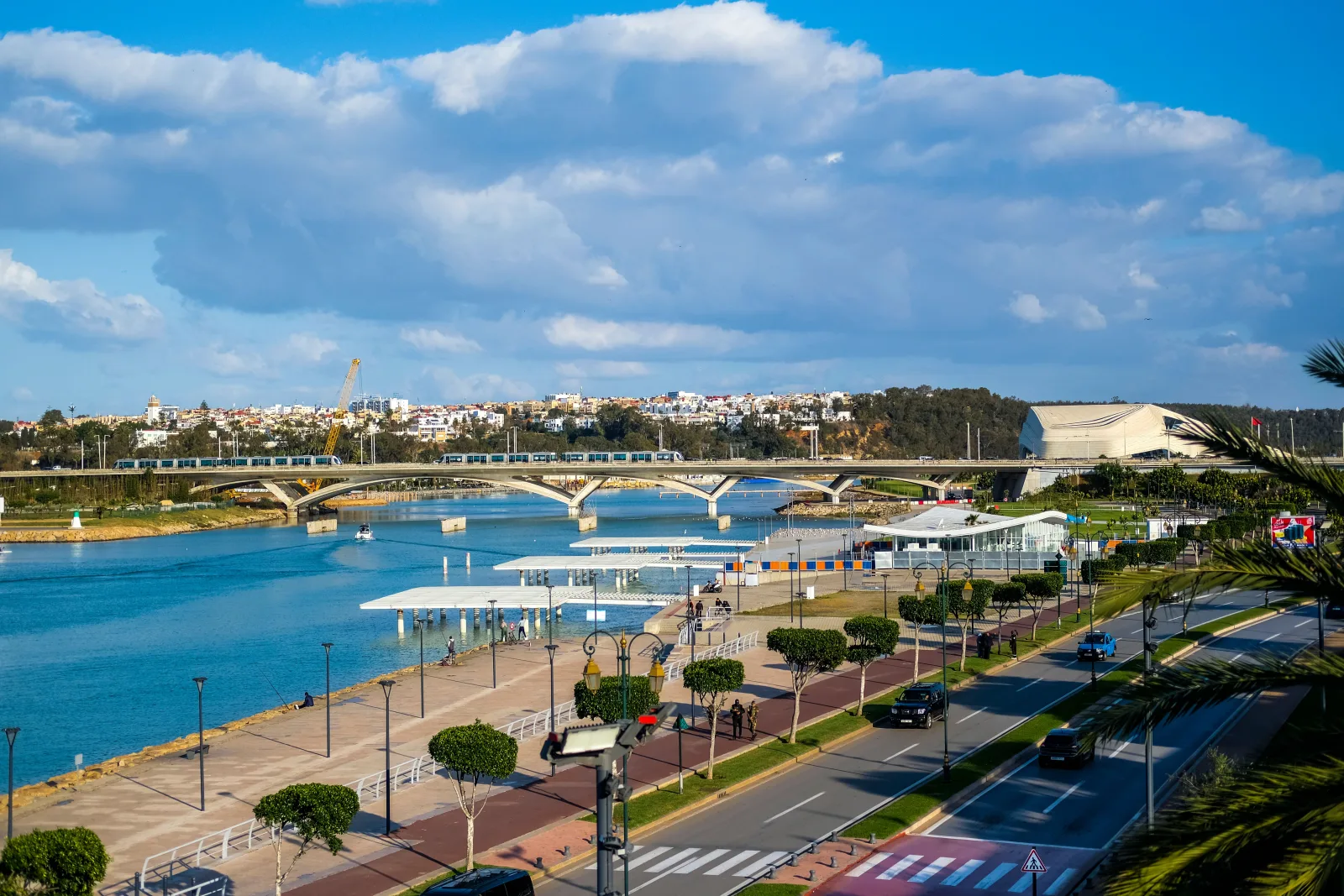 Hermosa vista junto al río del puerto deportivo Bouregreg en Rabat, Marruecos, con arquitectura moderna y un cielo azul despejado.