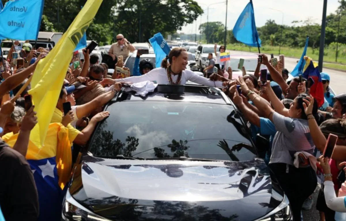 Simpatizantes esperan a María Corina Machado en Caracas