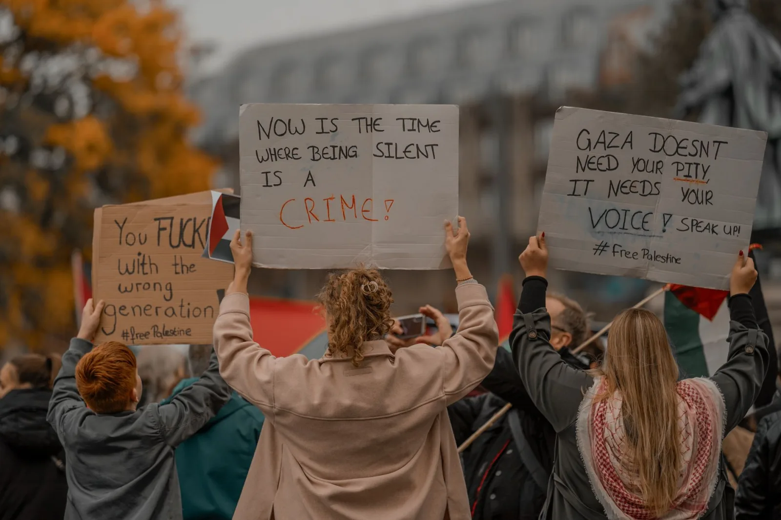 Activistas protestan en una calle de la ciudad sosteniendo carteles para crear conciencia y promover el cambio.