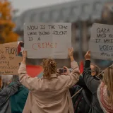 Activistas protestan en una calle de la ciudad sosteniendo carteles para crear conciencia y promover el cambio.