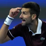Novak Djokovic remonta ante Bu Yunchaokete en Beijing