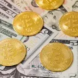 Monedas de Bitcoin doradas esparcidas sobre billetes de dólar estadounidense, simbolizando la moneda digital moderna.