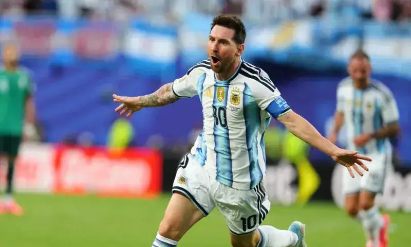 Messi firma triplete en el debut de Argentina y entra en la historia de los mundiales