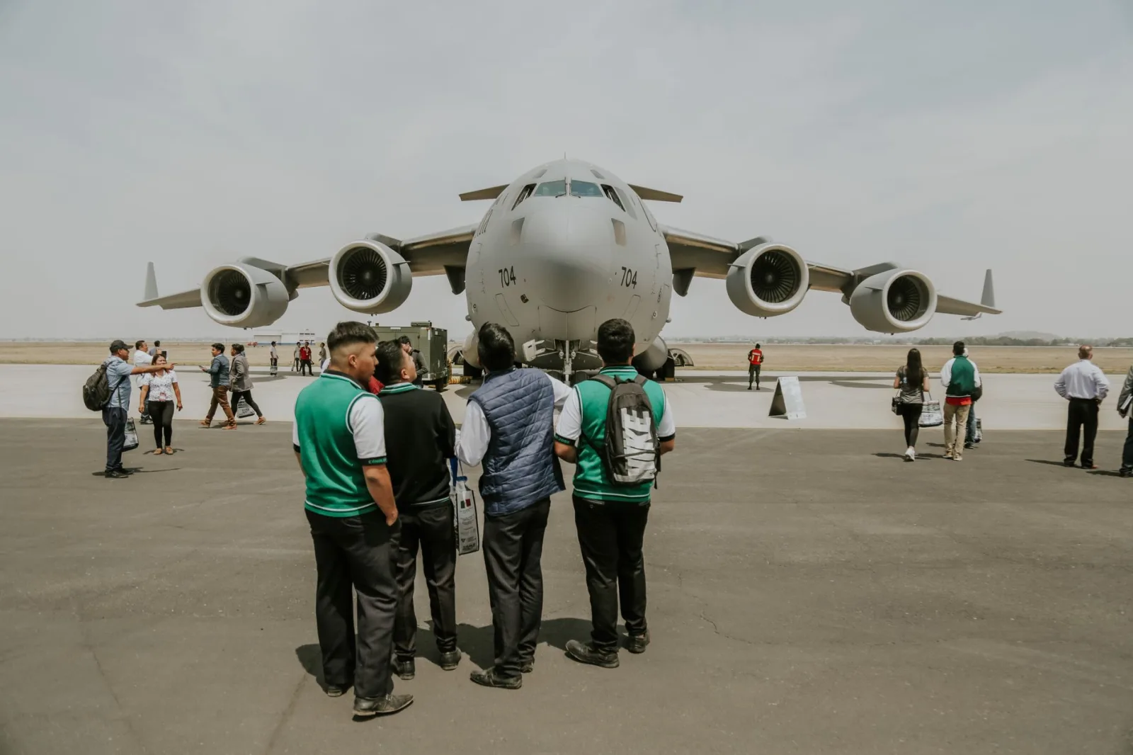 Un avión militar Boeing C-17 exhibido en un evento en un aeródromo mientras la gente lo observa.
