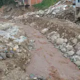Erosión y destrucción por el río en Mocoa, Colombia, tras el desastre natural.