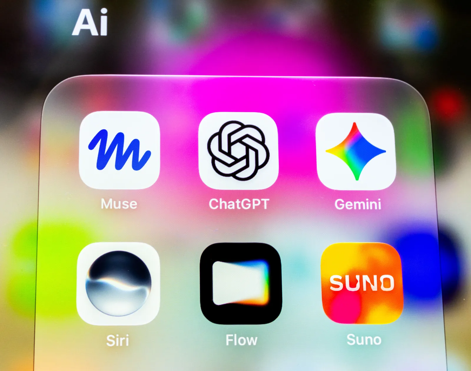 Primer plano colorido de iconos de aplicaciones de IA en la pantalla de un teléfono inteligente, entre ellos Muse, ChatGPT, Gemini, Siri, Flow y Suno.