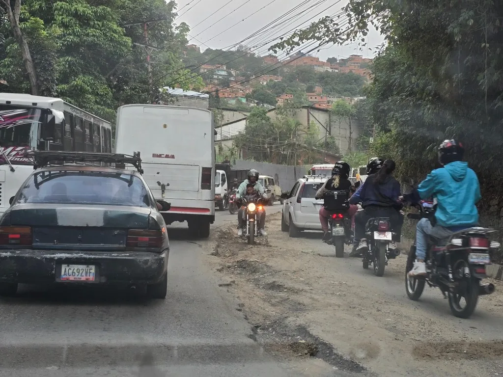 Vecinos de El Junquito reparan carretera principal con escombros