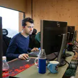 La IA en el trabajo suma tareas y agota más de lo que ahorra, según un informe