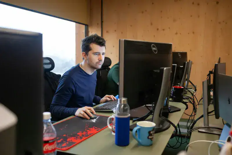 La IA en el trabajo suma tareas y agota más de lo que ahorra, según un informe
